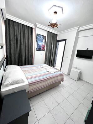 Habitación estándar con 1 cama doble o 2 individuales | Minibar, caja fuerte, escritorio y sistema de insonorización