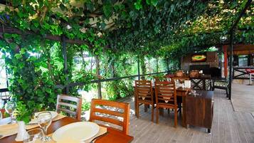 Se sirven desayunos y almuerzos; cocina turca; con vista a la playa