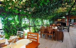 Déjeuner et dîner servis sur place, cuisine turque, vue sur la plage 