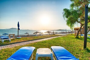 Plage privée, navette pour la plage, chaises longues, parasols