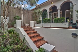 Interior entrance - Signal Cottage (Cape Town)