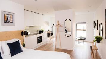 Studio Standar | Minibar, ruang kerja ramah laptop, tirai kedap cahaya, dan kedap suara