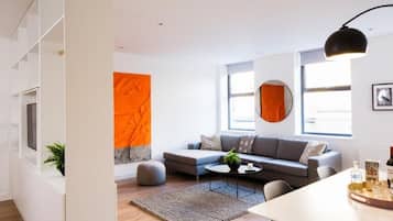 Deluxe Studio | Living area | 40-inch flat-screen TV with satellite channels, TV