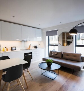 高级开间 | 起居区 | 40-英寸纯平电视 （配备卫星频道）、电视