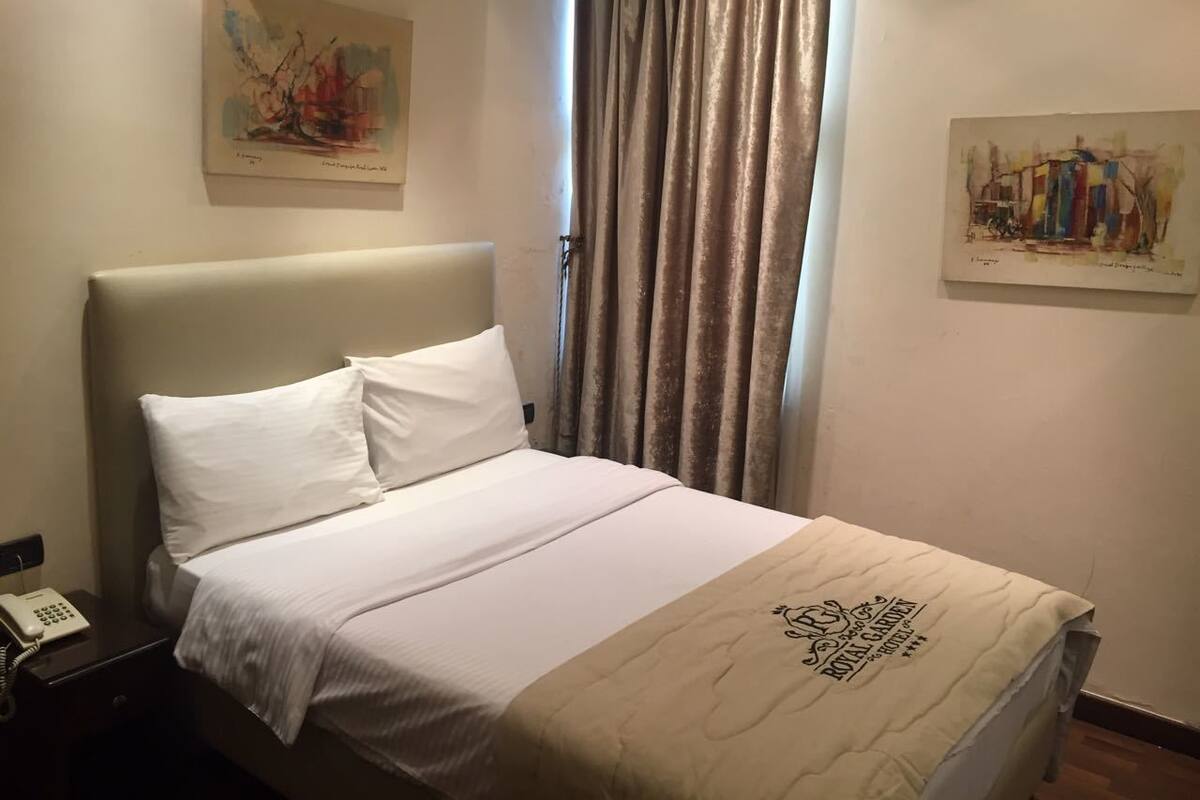 Minibar, caja de seguridad en la habitación, wifi gratis y ropa de cama 