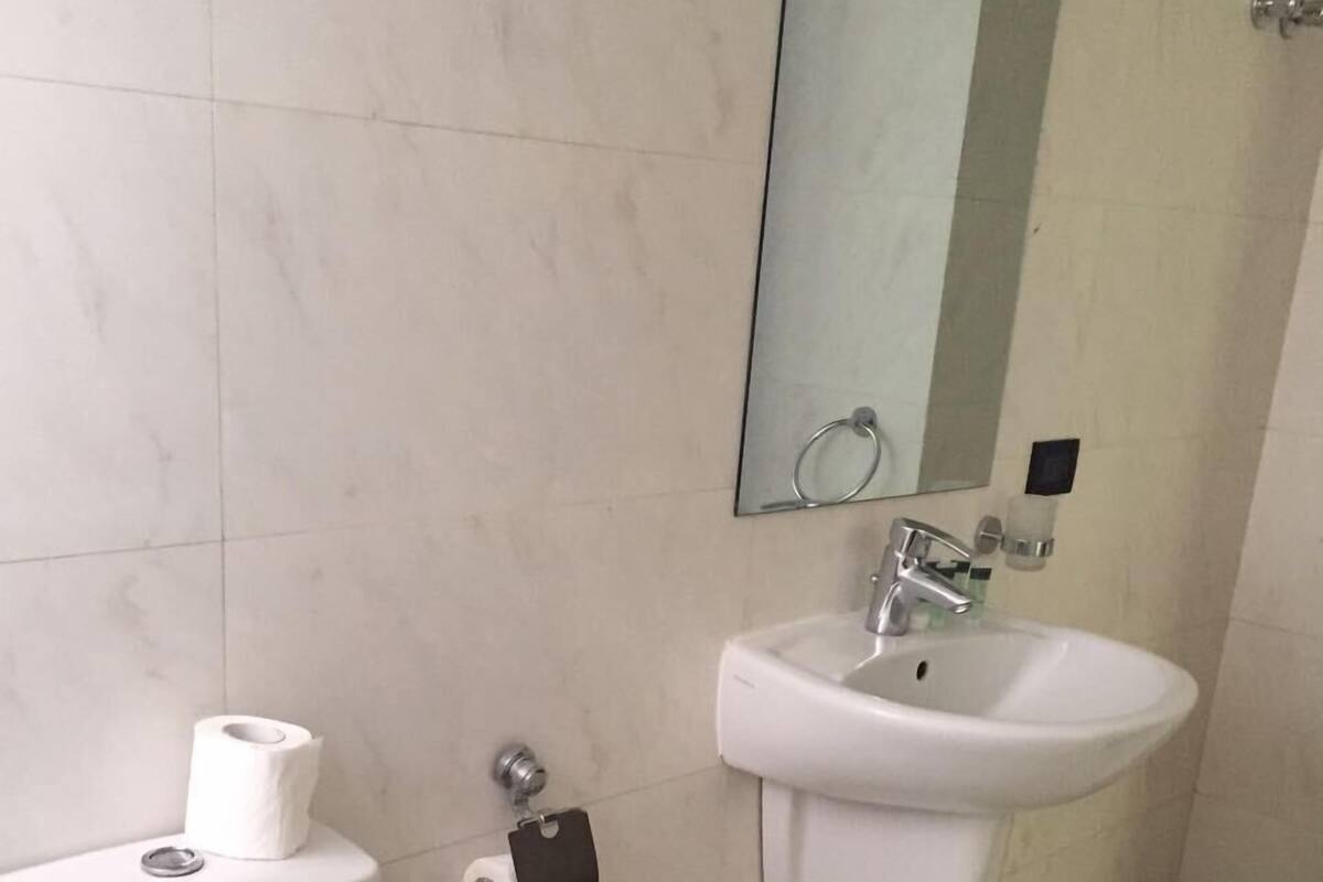 Ducha, artículos de tocador gratuitos, secador de pelo, toallas