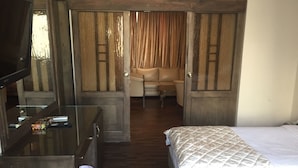 Junior Suite | Minibar, in-room safe, WiFi (free), bed sheets - Royal Garden Hotel (Beirut)