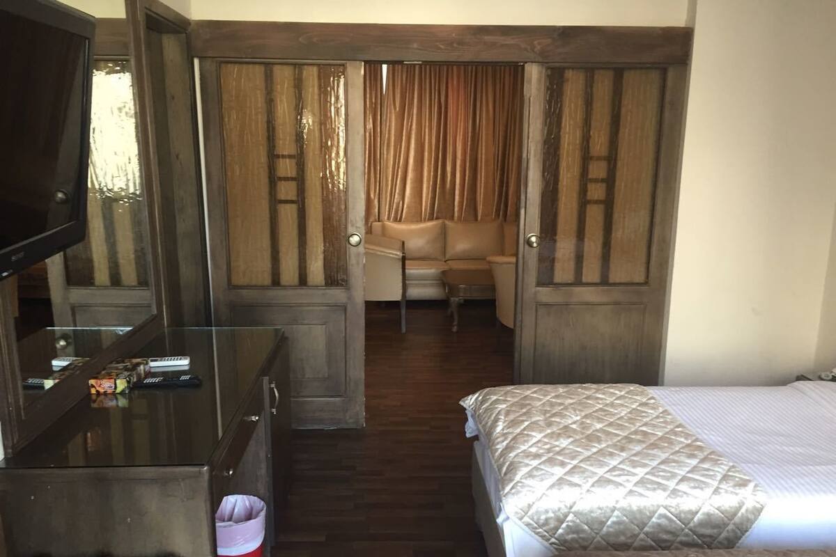 Minibar, caja de seguridad en la habitación, wifi gratis y ropa de cama 