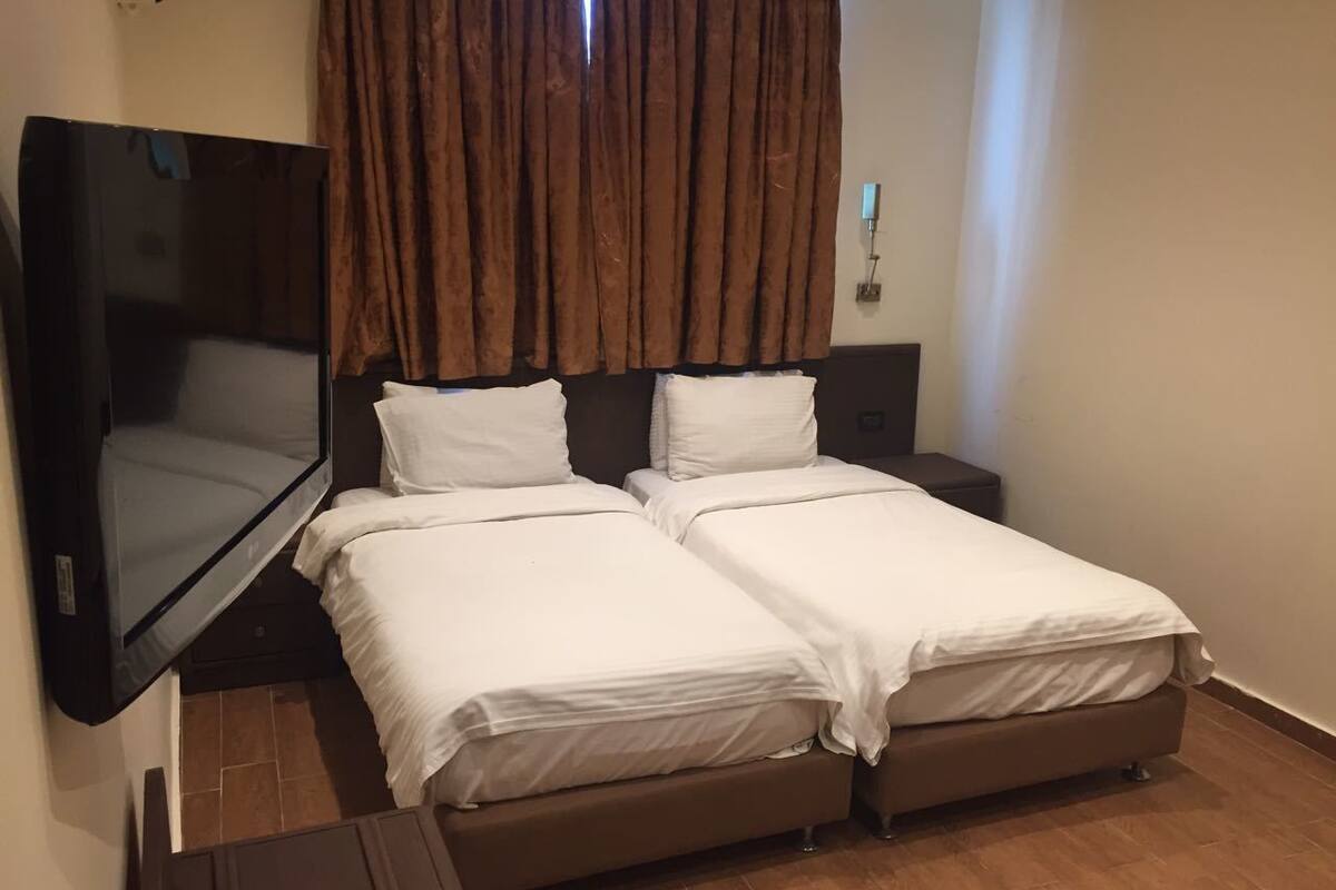 Minibar, caja de seguridad en la habitación, wifi gratis y ropa de cama 
