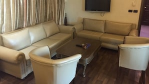 Junior Suite | Living area | Flat-screen TV - Royal Garden Hotel (Beirut)