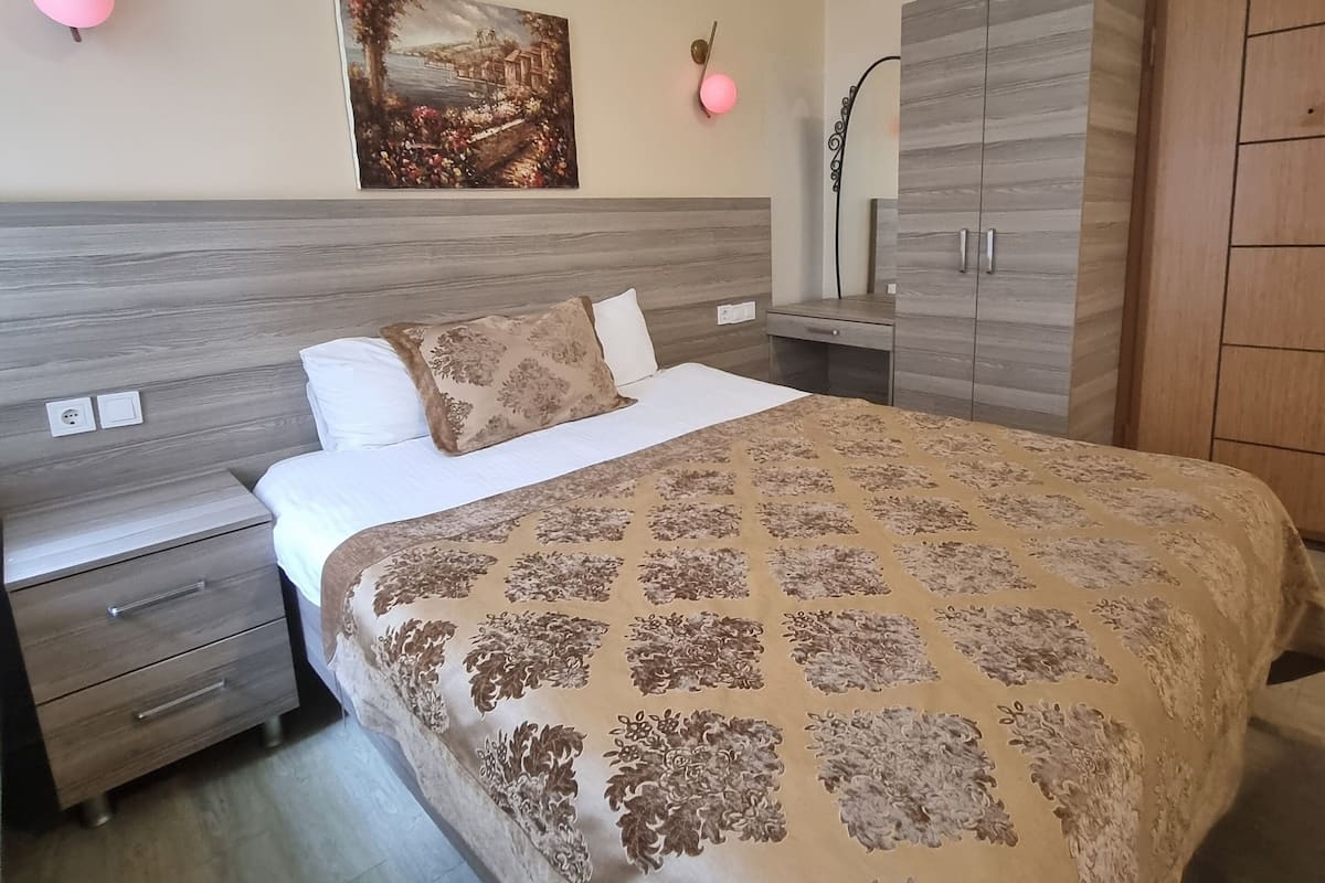 1 bedroom, desk, rollaway beds, free WiFi