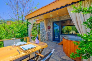 Suite estudio de luna de miel, 1 habitación, hidromasaje, vista al mar | Terraza o patio
