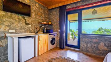 Honeymoon Studio Suite, 1 Bedroom, Private Pool, Sea View | Private kitchenette