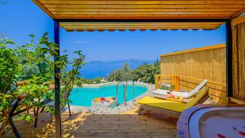 Häämatkastudiosviitti, 1 makuuhuone, yksityinen uima-allas, merinäköala | Terassi/patio