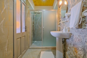 Free toiletries, slippers, towels, soap - Faralya Yoruk Evi Suite - Adults Only (Fethiye)