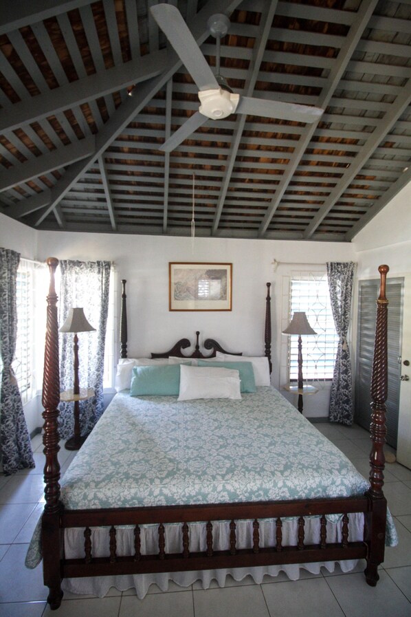 1 bedroom, desk, iron/ironing board, free WiFi - Yellow Canary Beach Villa (Duncans)