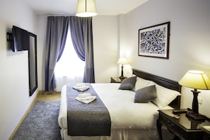 Deluxe Double Room, 1 Queen Bed, Private Bathroom, City View | In-room safe, desk, blackout drapes, iron/ironing board - The Sweeney (Dublin)