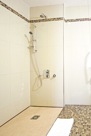 Articles de toilette (gratuits), séchoir à cheveux, pantoufles