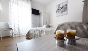 Double Room | In-room safe, desk, iron/ironing board, free WiFi