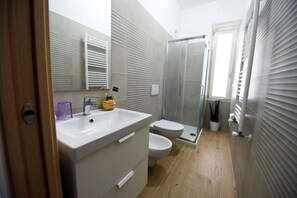 Shower, rainfall showerhead, free toiletries, hair dryer