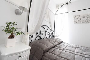 Chambre familiale | Coffre-fort, bureau, fer et planche Ă repasser, accĂšs au Wi-Fi (inclus)