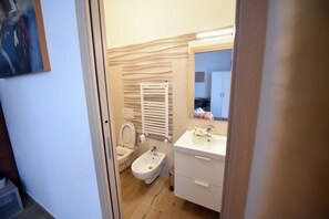 Douche, douche à « effet pluie », articles de toilette gratuits