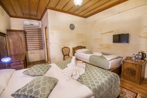 Quarto triplo | Escrivaninha, quartos à prova de som, ferros/tábuas de passar roupa