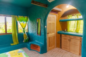 1 chambre, décoration personnalisée, ameublement personnalisé, bureau