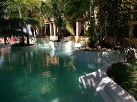 5 piscinas al aire libre, sombrillas, sillones reclinables de piscina