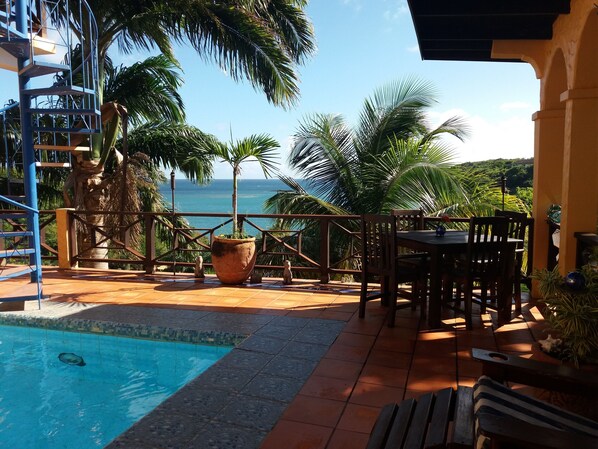 Familienvilla, 3 Schlafzimmer, eigener Pool, Meerseite (Tradewind Pavillion) | Außenpool | 5 Außenpools, Sonnenschirme, Liegestühle