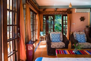 Decoración personalizada, muebles diferentes y escritorio 