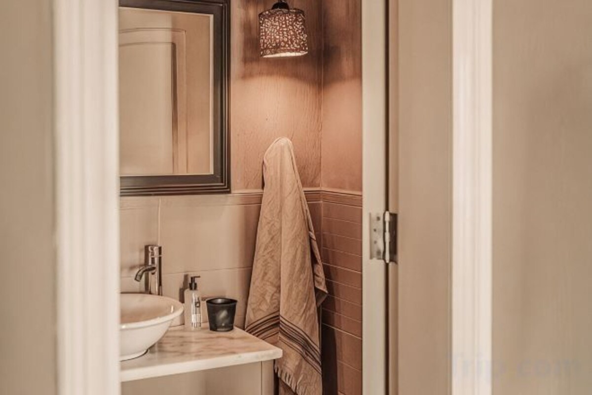 Shower, rainfall showerhead, free toiletries, hair dryer