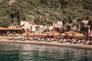 Playa privada, bar en la playa, paseos en velero, kayak