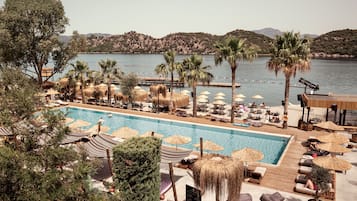 Piscine extérieure (ouverte en saison), parasols de plage