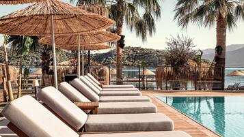 Een seizoensgebonden buitenzwembad en gratis zwembadcabana's