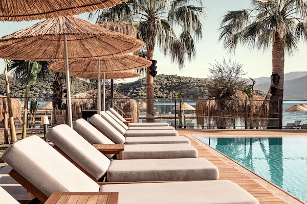Seasonal outdoor pool, free cabanas, pool umbrellas