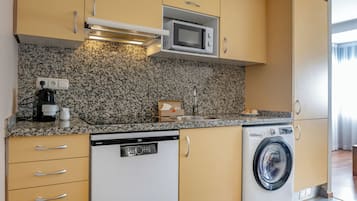 Grand réfrigérateur, micro-ondes, four, plaque de cuisson