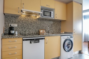 Geladeira grande, micro-ondas, fogão, cooktop