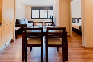 Apartamento, 2 quartos | Área de estar | TV