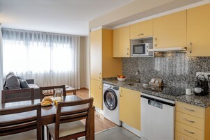 Refrigerador con freezer, microondas, horno, placa de cocina