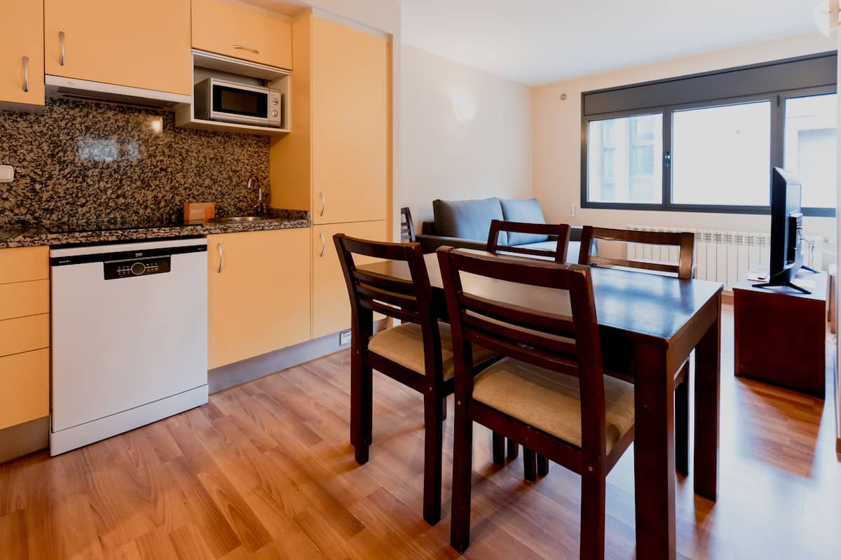 Appartement, 2 slaapkamers | Privékeuken | Een koelkast/vriezer, een magnetron, een oven, een kookplaat