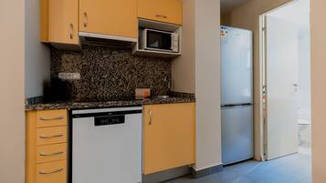 Apartment, 1 Bedroom | Private kitchen | Full-sized fridge, microwave, oven, stovetop