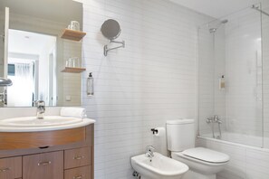 Serviettes fournies, savon, shampooing