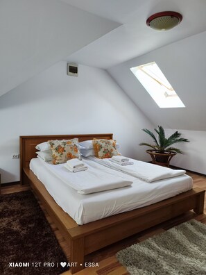 小型套房, 露台 | 办公桌、婴儿床、免费 WiFi、床单