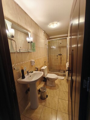A bathroom with a sink, toilet, and shower. - Pension Buon Gusto Sibiu - motorcycle friendly (Sibiu)
