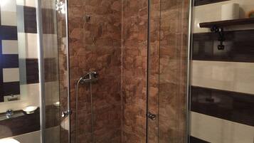 Habitación con 1 cama doble o 2 individuales | Ducha del cuarto de baño