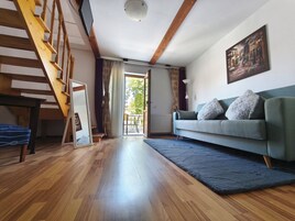 Junior Σουίτα, Βεράντα | Γραφείο, κούνιες/κρεβατάκια μωρού, δωρεάν Wi-Fi, κλινοσκεπάσματα 