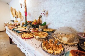 Free daily buffet breakfast  - Santa Smart Hotel (Ilhabela)