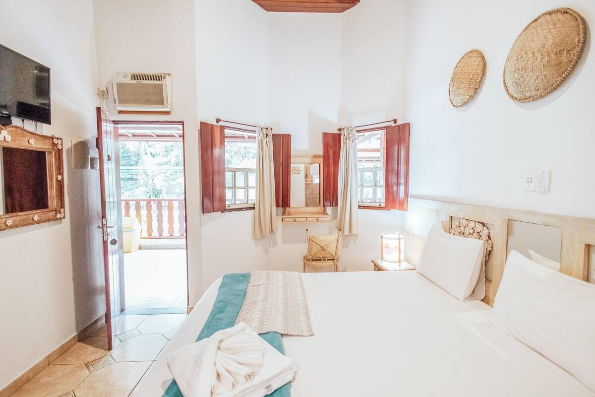 Minibar, tempat tidur bayi, Wi-Fi gratis, dan seprai linen