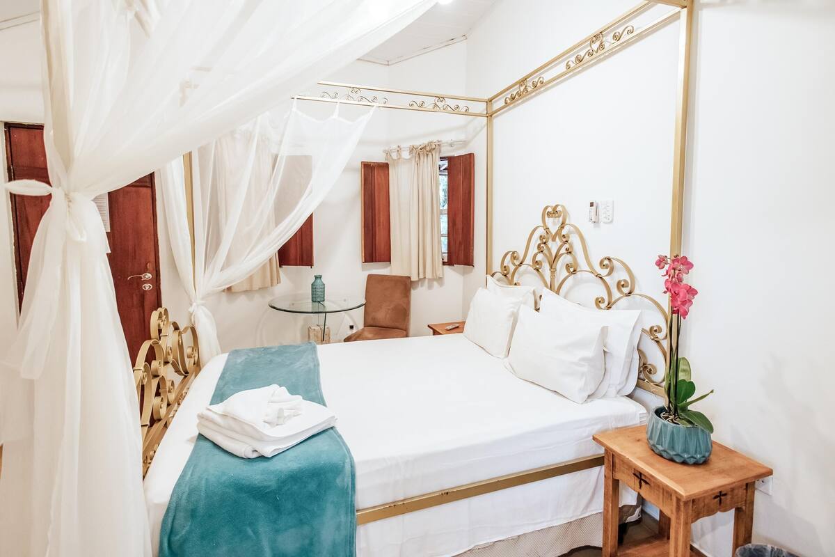 Minibar, tempat tidur bayi, Wi-Fi gratis, dan seprai linen